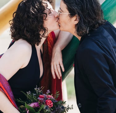 Ein lesbisches Paar, das sich küsst.