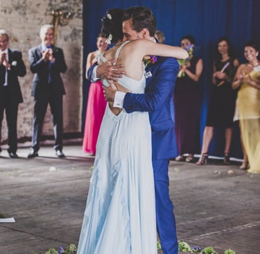 Braut und Bräutigam umarmen sich während der Zeremonie.