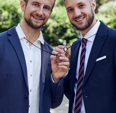 Ein schwules, frisch verheiratetes Paar zeigt seine Eheringe.