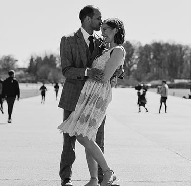 Braut und Bräutigam tanzen auf dem Tempelhofer Feld.