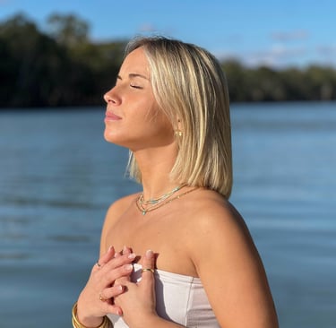 Femme de profil face à la lumière du soleil qui pratique la sophrologie