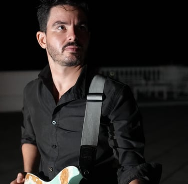 Músico en vivo con percusión electrónica y ritmos tribales en evento privado en Guanacaste.