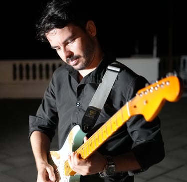 Show de música electrónica con guitarra y sintetizadores en hotel boutique de Costa Rica.