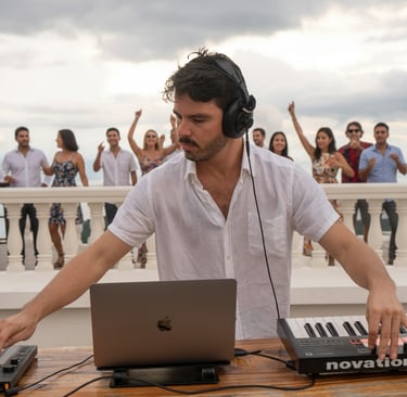 DJ de CR tocando música electrónica en vivo con sintetizadores para bailar y disfrutar.  