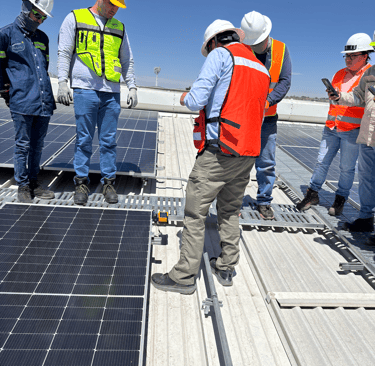Ingenieros analizando irradiancia en paneles solares