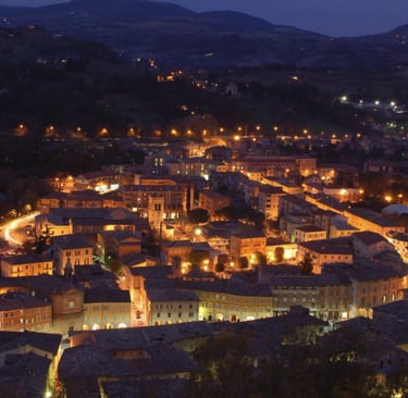 Piazza storica e rovine panoramiche Marche