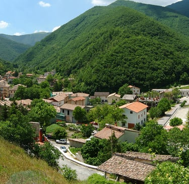 Paese trote sentieri boschivi nelle Marche