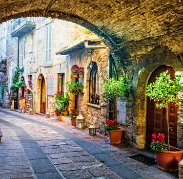Spello vicoli fioriti mura storiche Umbria