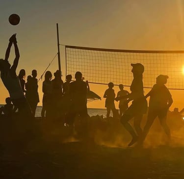 Volley ball sur la plage au coucher du soleil - île de Lesbos - Grèce