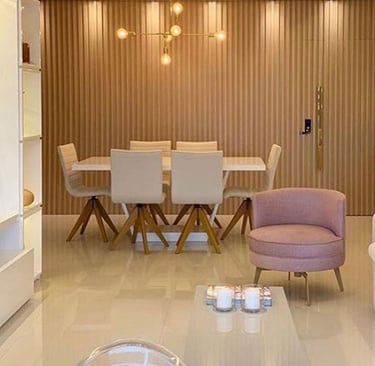 Sala de jantar com painel ripado