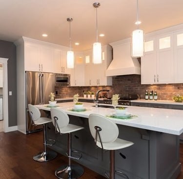 Cozinha com piso imitando madeira, com forro de gesso,, iluminação embutida e pendentes.