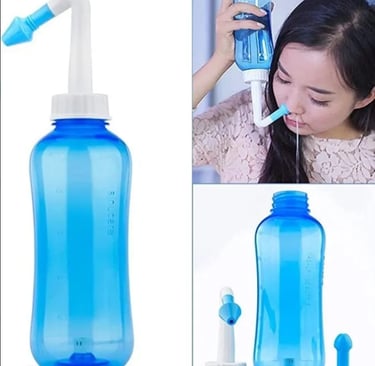 una mujer haciendo una lavado nasal un dispensador genérico