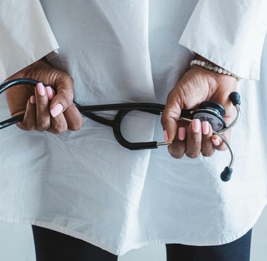 Un medico sosteniendo el fonendo de espaldas.