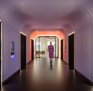 Vue d'un couloir en arche dans les tons violets