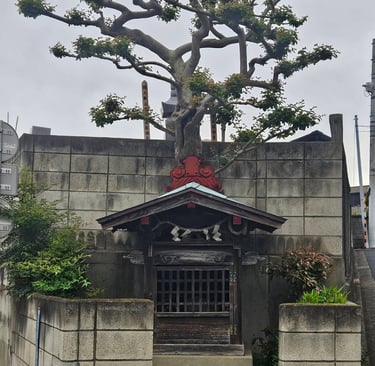 Street/Cemetary Shrine in Kamiikegami