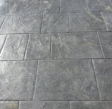 Hormigón impreso con acabado de piedra inglesa en color gris