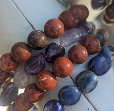 bracelet avec diffèrent minéraux