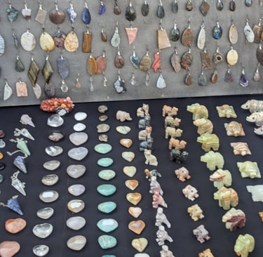 minéraux taillés, pendules, animaux, pendentifs et autres