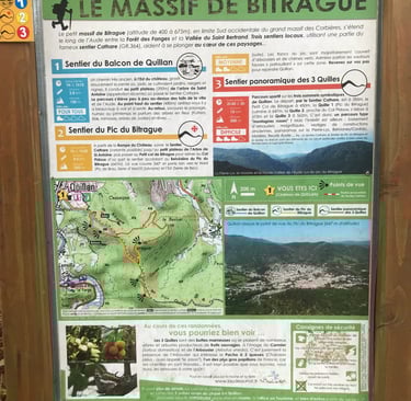 Panneau de randonnée du massif de Bitrague près de Quillan