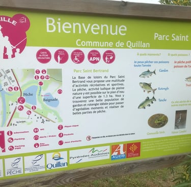 Panneau d’information sur la pêche au parc Saint-Bertrand à Quillan