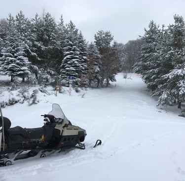 Motoneige dans une station de ski des Pyrénées près de Quillan
