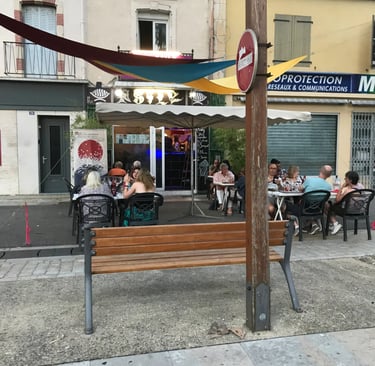 Outdoor dining at Asily Café in Quillan serving Chinese cuisine