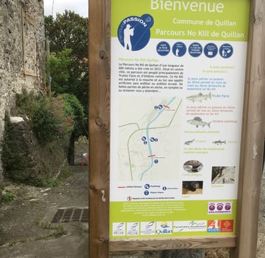 Panneau d’information sur la pêche dans la rivière Aude à Quillan
