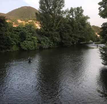 Pêche à la mouche sur la rivière Aude à Quillan dans les Pyrénées