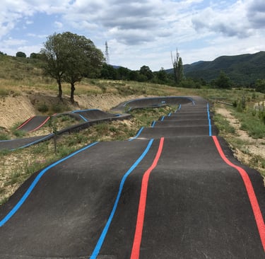 Pump track au parc Saint-Bertrand à Quillan
