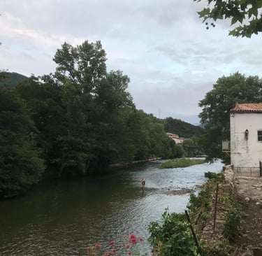 Pêche à la mouche sur la rivière Aude à Quillan dans les Pyrénées