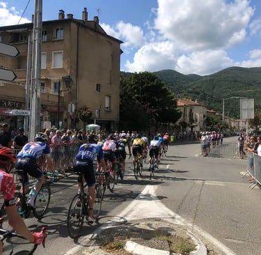 Coureurs du Tour de France passant par Quillan dans la vallée de l’Aude,