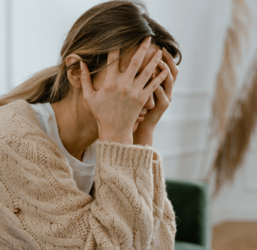 a woman stressée