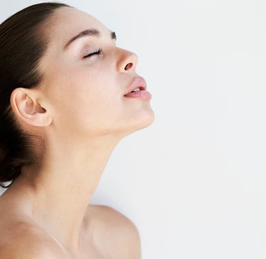 a woman with a hairdoodle and a white shirt