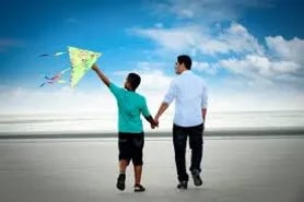 Imagem de pai e filho brincando