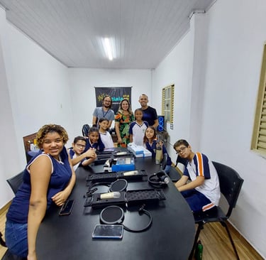 Alunos conhecendo os equipamentos da ItatiaiaFM