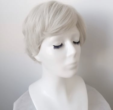 žilas trumpų plaukų perukas