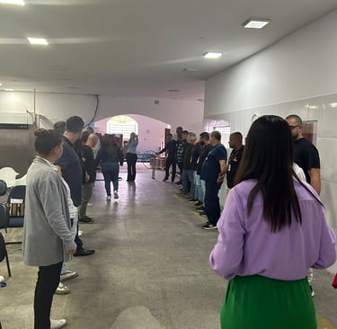 Andrea Laudádio conduzindo um treinamento comportamental com participantes em formação