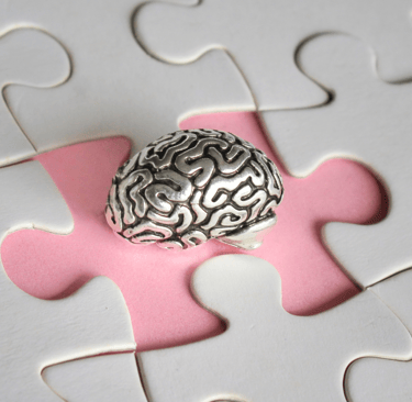 Image made with jigsaw puzzle pieces and the brain in the missing part.