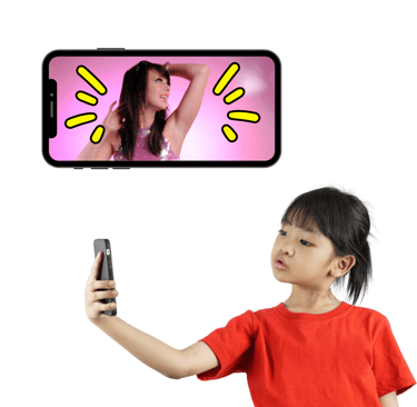 criança fazendo selfie e tela de smartphone acima, com influencer