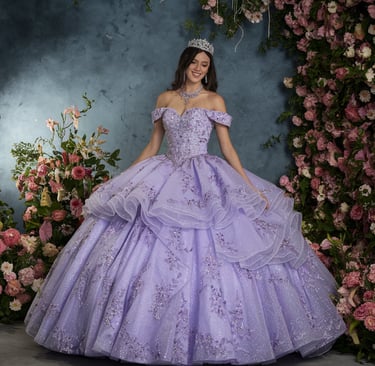 quinceañera con vestido lila hermoso