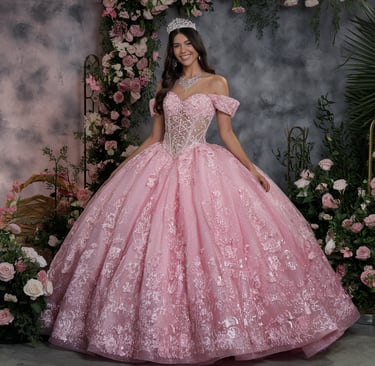 hermosa quinceañera con vestido en corset transparente y arreglos florales