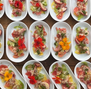 Buffet de salades tomate pèche pesto basilic Ô Miracle Traiteur végétal végétarien Végan 