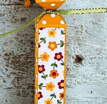 Floral and polka dot lip balm holder