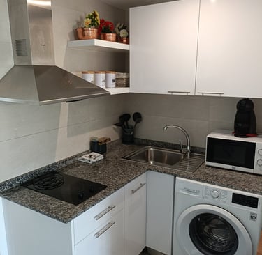Foto de la cocina totalmente equipada de un apartamento en alquiler en Corralejo