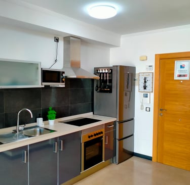 Foto de la cocina completa y equipada de un apartamento en alquiler temporal en El Cotillo