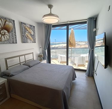 Foto de un dormitorio con vistas a la terraza y al mar de un apartamento en alquiler tenporal 