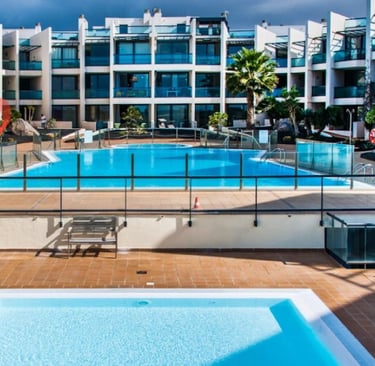 Foto de la piscina de un apartamento en alquiler temporal en El Cotillo, Fuerteventura