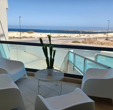 Photo of the terrace with seaviews af an apartment for seasonal rentals in EL Cotillo