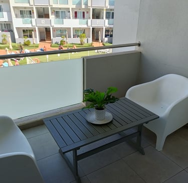 Foto de la terraza con vistas a la piscina de un apartamento en alquiler en Corralejo