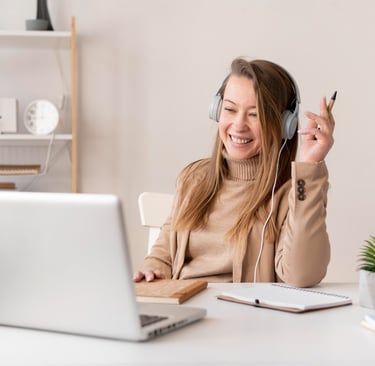Alumna estudiando estética online desde casa con auriculares